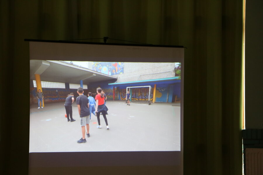 À Bressoux-de Gaulle, filles et garçons jouent au foot ensemble à la récré !