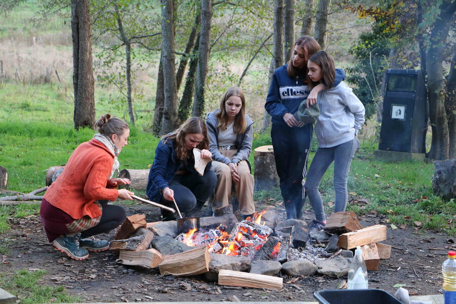 « J’aime bien qu’on soit assis autour du feu »