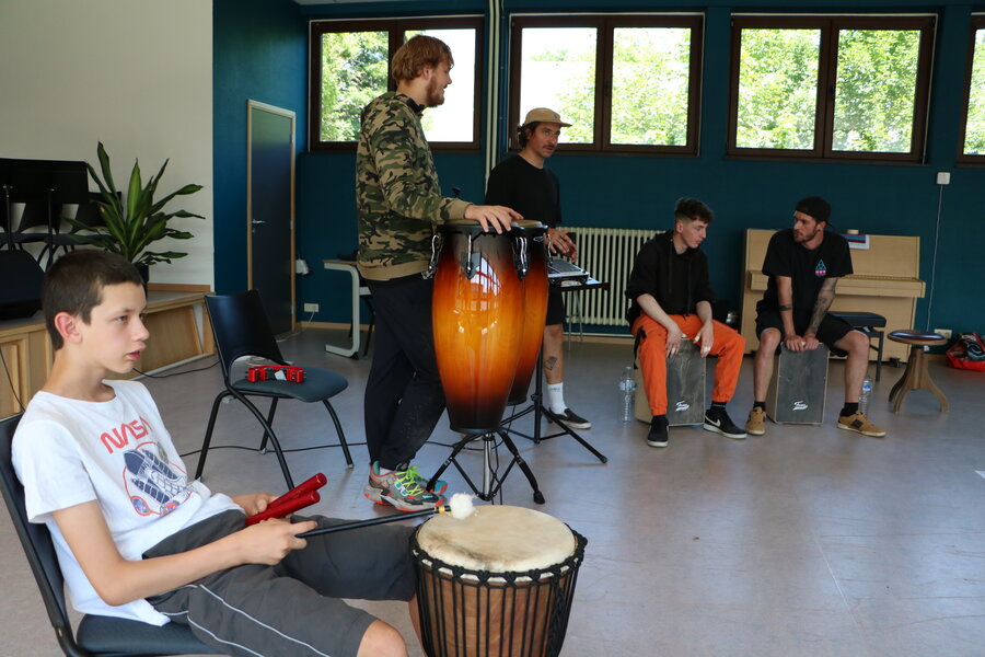 « Sans transition, veuillez accueillir Comboooo... Dancehall ! »