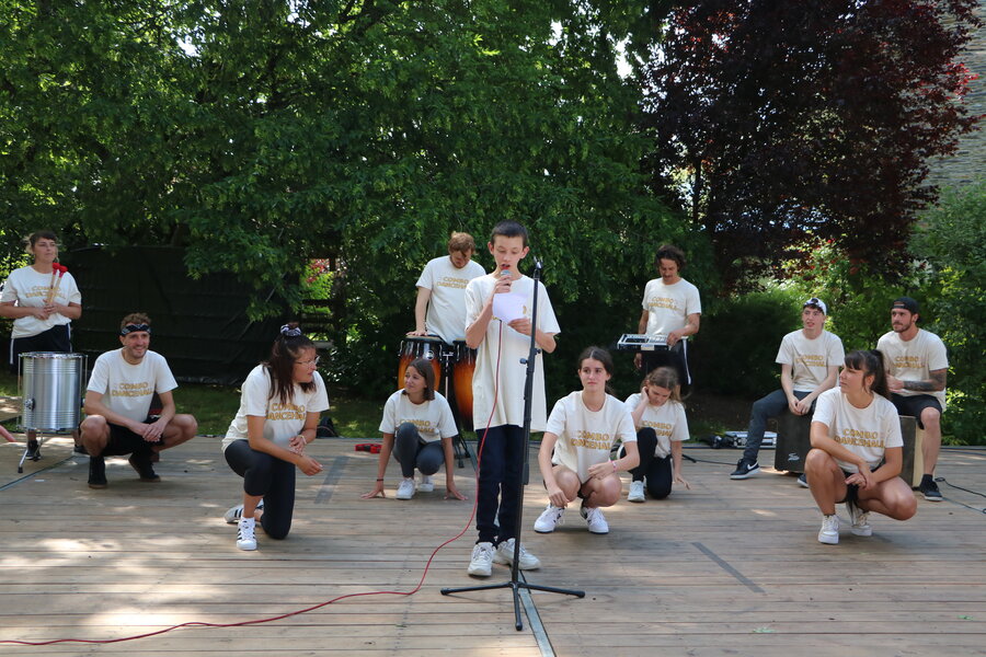 « Sans transition, veuillez accueillir Comboooo... Dancehall ! »