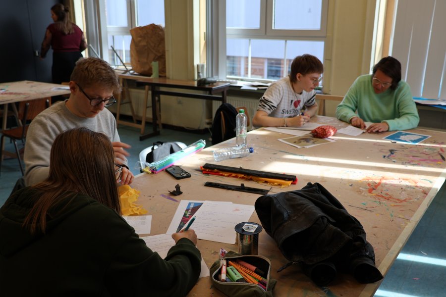 Le théâtre d'objets comme outil de lutte contre les discriminations #669